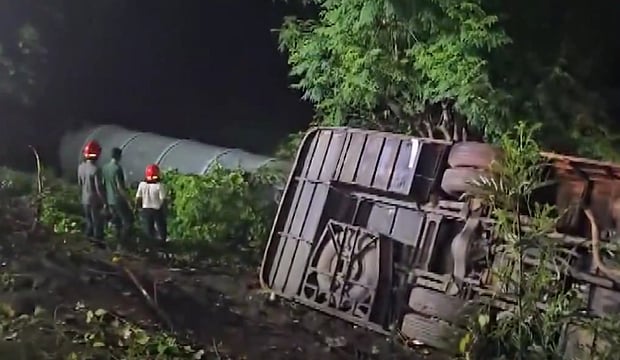 Maharashtra: 5 Passengers Die After Bus Collides With Tractor on Mumbai-Pune Expressway; 42 Others Hospitalised
